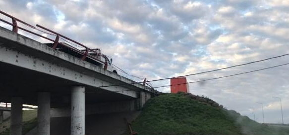 Un camión perdió el acoplado y estuvo a punto de caer a la autopista