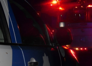 Un camión despistó, perdió el tanque de combustible y lo chocó un auto