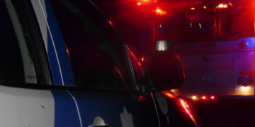 Un camión despistó, perdió el tanque de combustible y lo chocó un auto