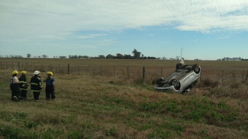 Una mujer volcó con su auto sobre Ruta  65