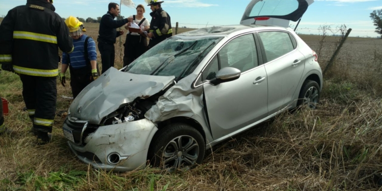 Una mujer volcó con su auto sobre Ruta  65