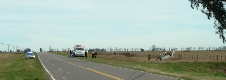 Una mujer volcó con su auto sobre Ruta  65