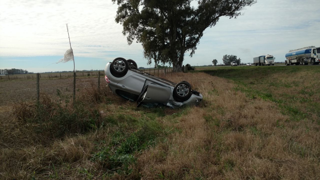 Una mujer volcó con su auto sobre Ruta  65