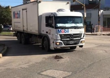 Una mujer viajaba en moto y fue atropellada por un camión