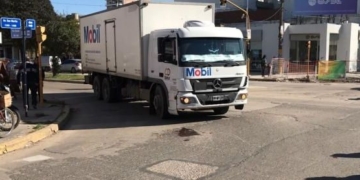 Una mujer viajaba en moto y fue atropellada por un camión