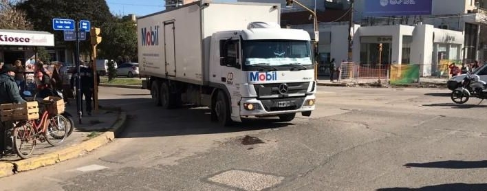 Una mujer viajaba en moto y fue atropellada por un camión