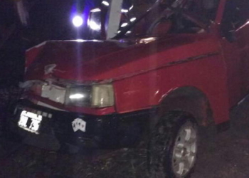 Un tren arrolló a un auto con dos personas a bordo
