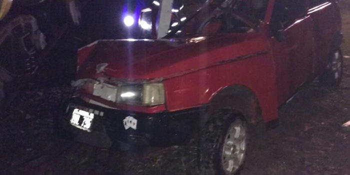 Un tren arrolló a un auto con dos personas a bordo
