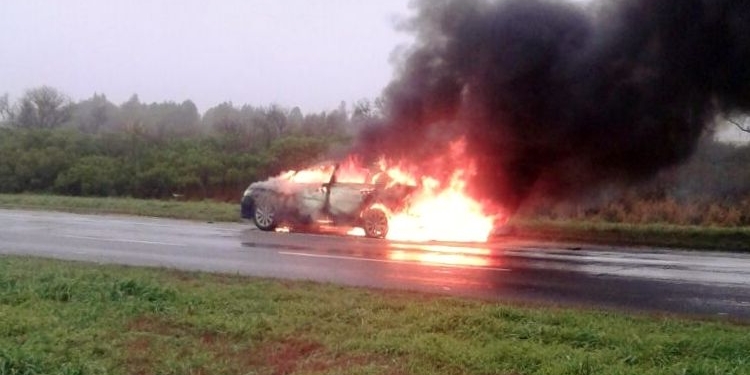 Incendio y destrucción total de un auto sobre la autopista