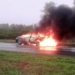 Incendio y destrucción total de un auto sobre la autopista