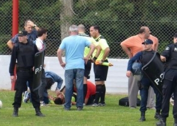 Un futbolista golpeó a un asistente y le ocasionó pérdida de conocimiento