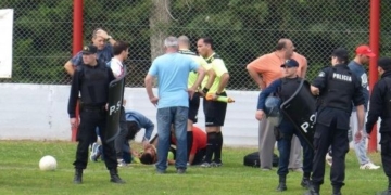 Un futbolista golpeó a un asistente y le ocasionó pérdida de conocimiento