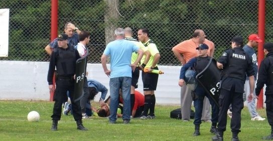 Un futbolista golpeó a un asistente y le ocasionó pérdida de conocimiento