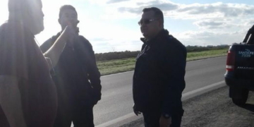 Dos policías de la región y una buena acción en la autopista