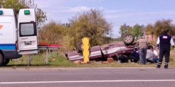 Ruta 11: volcó con su camioneta y lo rescataron los bomberos