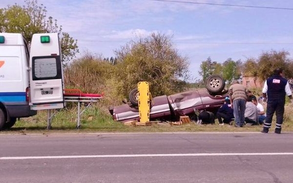 Ruta 11: volcó con su camioneta y lo rescataron los bomberos