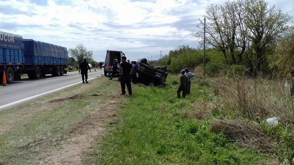 Ruta 11: volcó con su camioneta y lo rescataron los bomberos