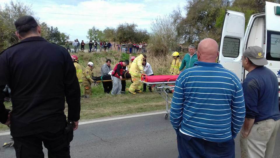 Ruta 11: volcó con su camioneta y lo rescataron los bomberos