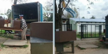 Ex combatientes donaron muebles a dos escuelas de la región