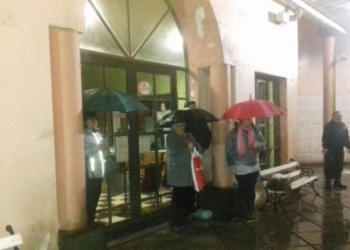 Totoras: terminal cerrada y pasajeros esperan a la intemperie