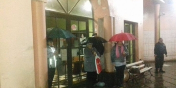 Totoras: terminal cerrada y pasajeros esperan a la intemperie