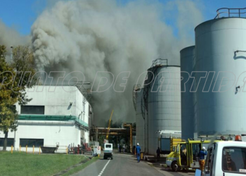 El fuego se apoderó de un sector de una empresa del Cordón Industrial