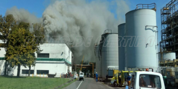 El fuego se apoderó de un sector de una empresa del Cordón Industrial