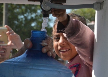 Totoras: vecinos de calle Falucho disfrutan la canilla comunitaria