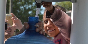 Totoras: vecinos de calle Falucho disfrutan la canilla comunitaria