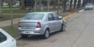 Un auto impactó de atrás con un camión en la autopista
