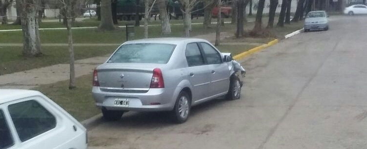 Un auto impactó de atrás con un camión en la autopista