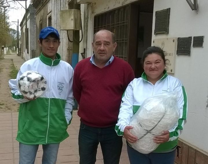 Atlético Casalegno recibió elementos deportivos y disputó un nuevo amistoso