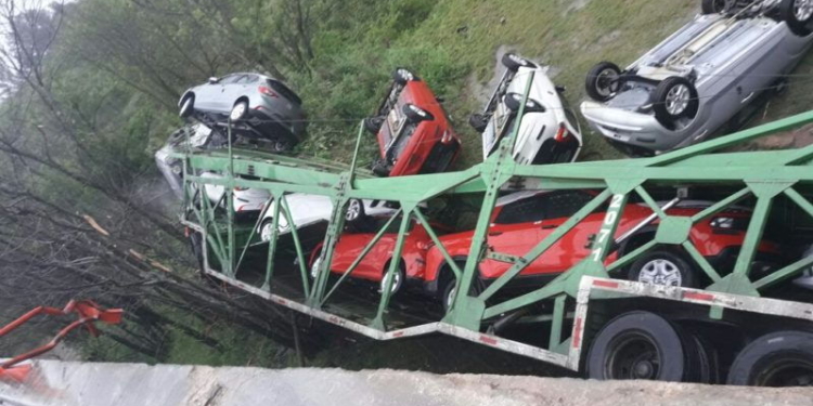 Un camión que transportaba autos cayó de un puente de la autopista