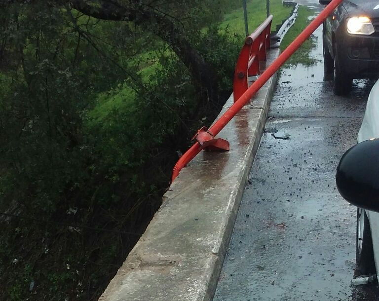 Un camión que transportaba autos cayó de un puente de la autopista