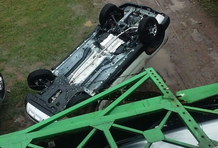 Un camión que transportaba autos cayó de un puente de la autopista