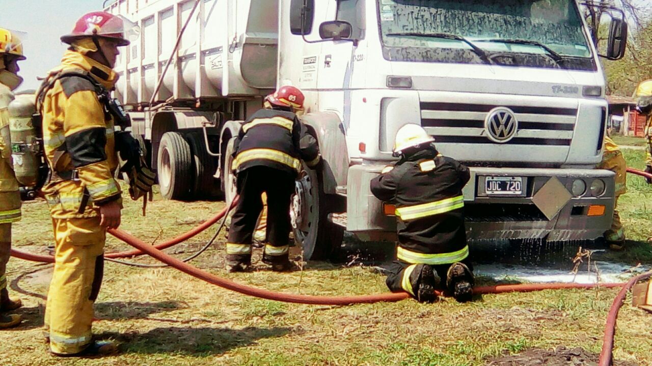 Tras el simulacro, bomberos de Barrancas controlaron el incendio real de un camión