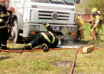 Tras el simulacro, bomberos de Barrancas controlaron el incendio real de un camión
