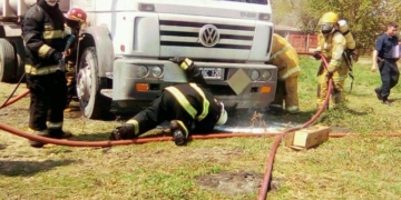 Tras el simulacro, bomberos de Barrancas controlaron el incendio real de un camión