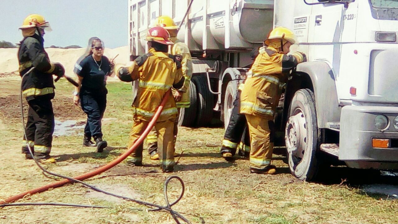 Tras el simulacro, bomberos de Barrancas controlaron el incendio real de un camión