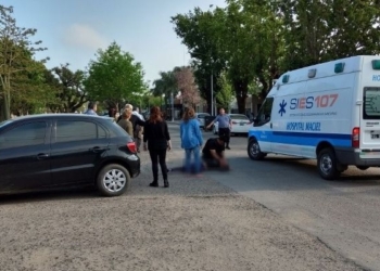 Una bicicleta y un auto colisionaron en Maciel y dos jóvenes resultaron heridas