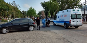 Una bicicleta y un auto colisionaron en Maciel y dos jóvenes resultaron heridas