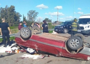 Impactante vuelco de una familia en la autopista