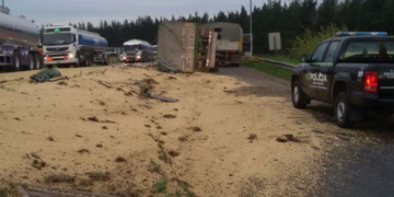 Volcó un camión en uno de los accesos de la autopista