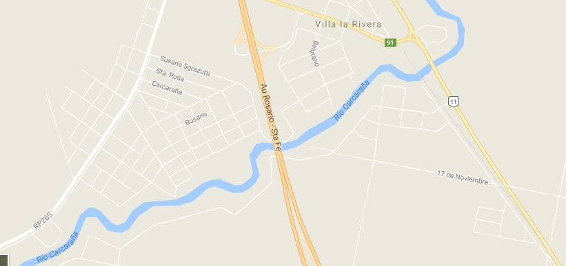 Un camión que transportaba autos cayó de un puente de la autopista