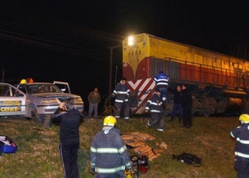 Una mujer quedó atrapada en su auto tras ser embestida por un tren