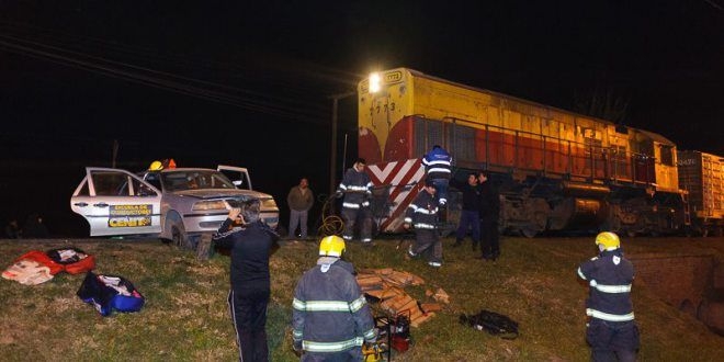 Una mujer quedó atrapada en su auto tras ser embestida por un tren