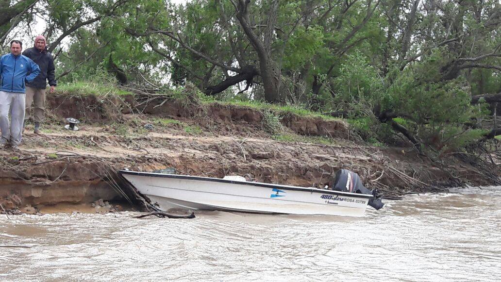 Gaboto: Prefectura rescató a ocho pescadores en medio del temporal