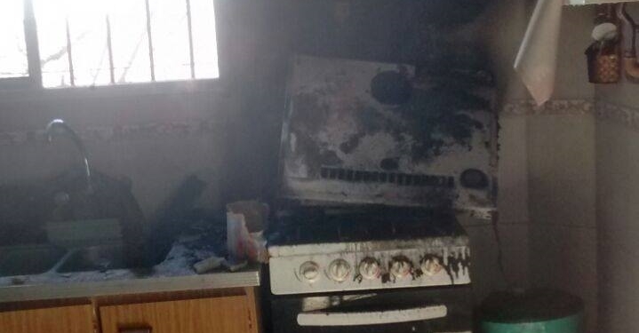 Dejaron la cocina prendida y se desató un incendio con daños materiales