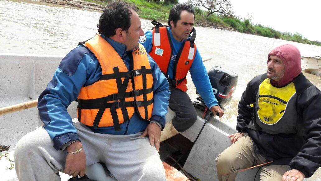 Gaboto: Prefectura rescató a ocho pescadores en medio del temporal