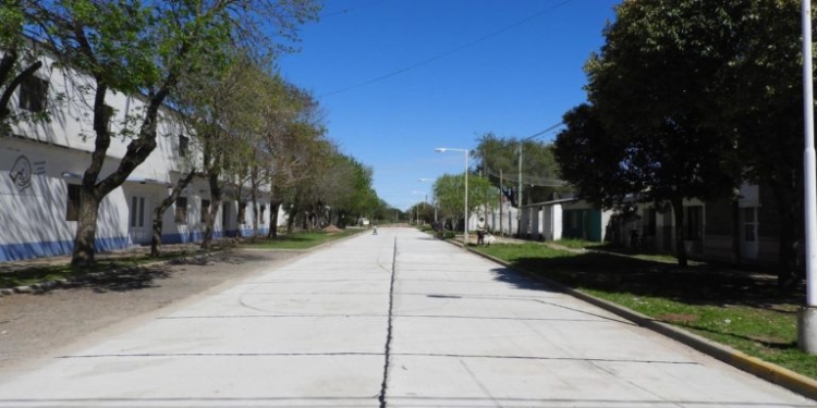 Oliveros: inauguraron la pavimentación de la calle frente a la escuela